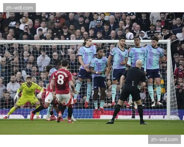 终场速递:曼联补时阶段获得位置极佳任意球,B费射门击中人墙 终场速递:曼联补时阶段获得位置极佳任意球,B费射门击中人墙